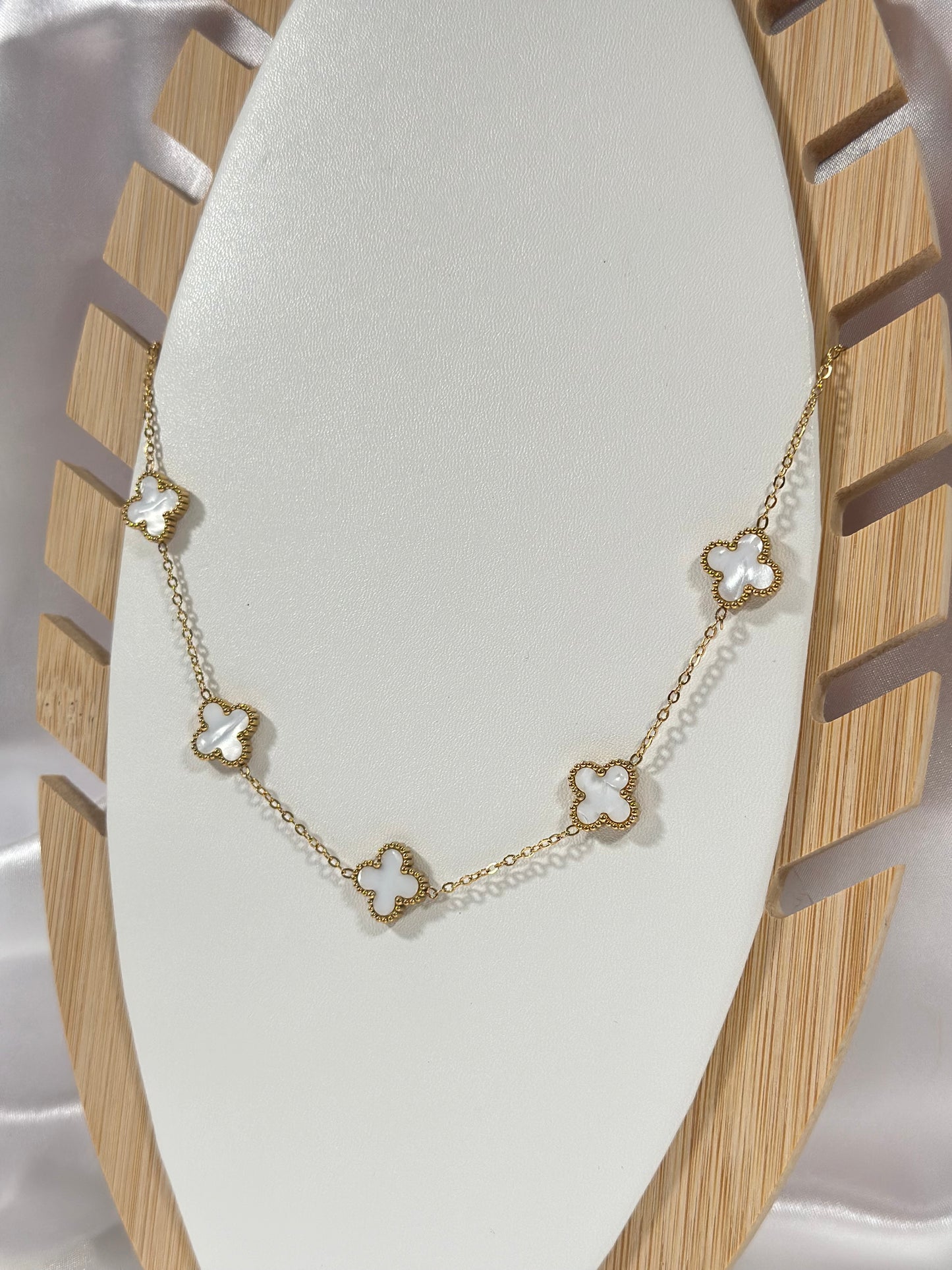 While Clover Necklace