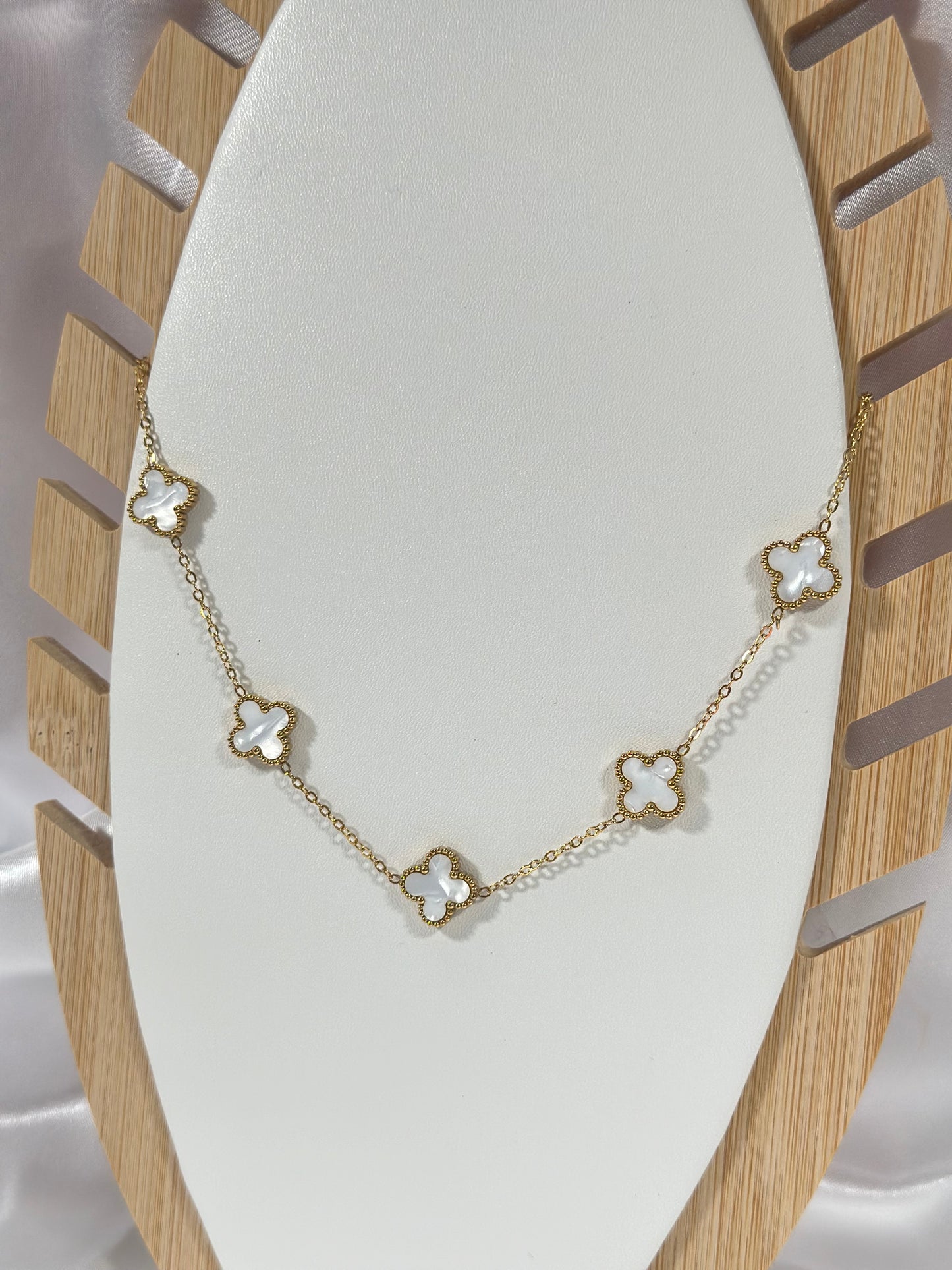 While Clover Necklace
